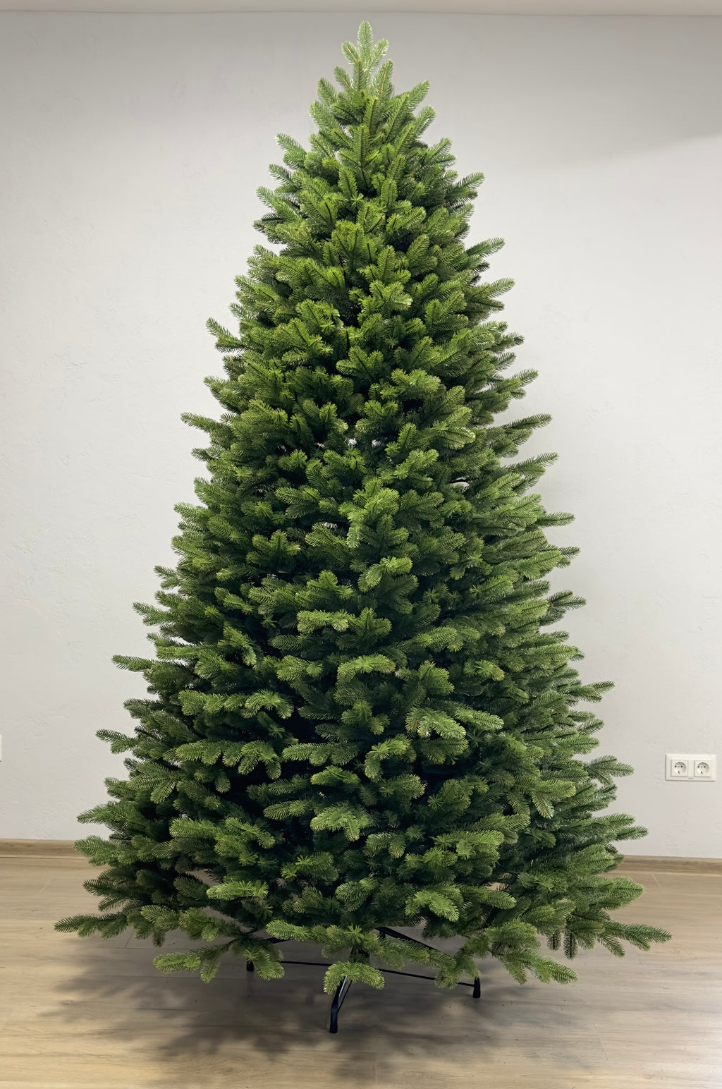 Ukrainian Prime molded Christmas tree, full profile silhouette